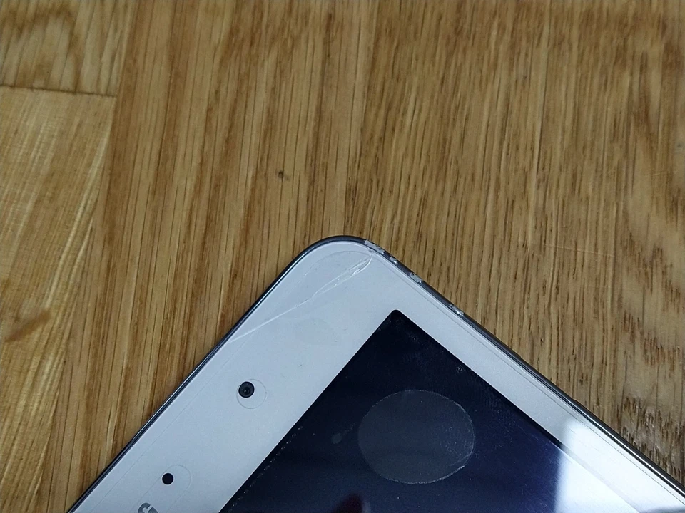 Samsung Galaxy Tab Pro 8.4 SM-T320 White Android Tablet 16GB *Crack on Front* - Image 4 of 4