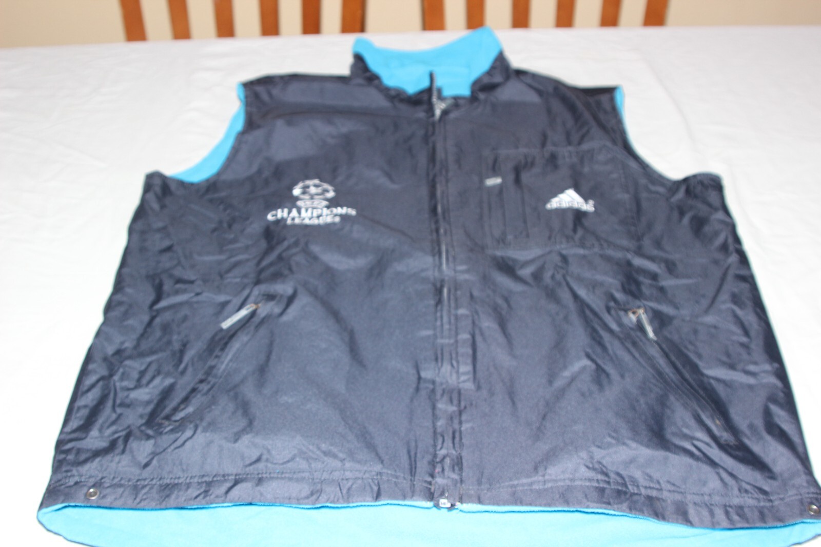 ANORAK OFICIAL SIN MANGAS DE LA CHAMPIONS LEAGUE MARCA ADIDAS TALLA XL
