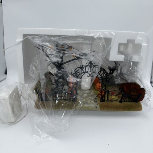 Dept 56 Halloween Haunted Front Yard Light Up Village Grave Accessory - 56.52924 - Picture 3 of 9