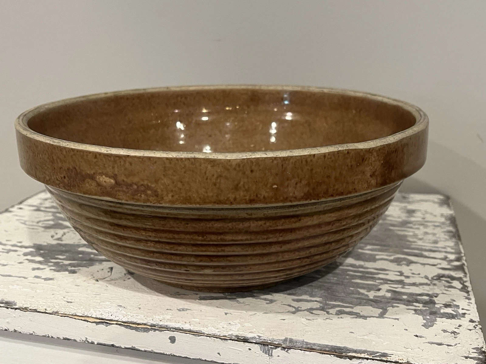 VINTAGE 9" BROWN RIBBED BEEHIVE STONEWARE MIXING BOWL USA (13D)