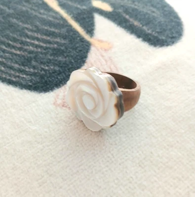 ANILLO IRIDISCENTE MADREPERLA NÁCAR TALLADO ROSA Y MADERA HECHO A MANO TALLA 7 Foto 1 de 4