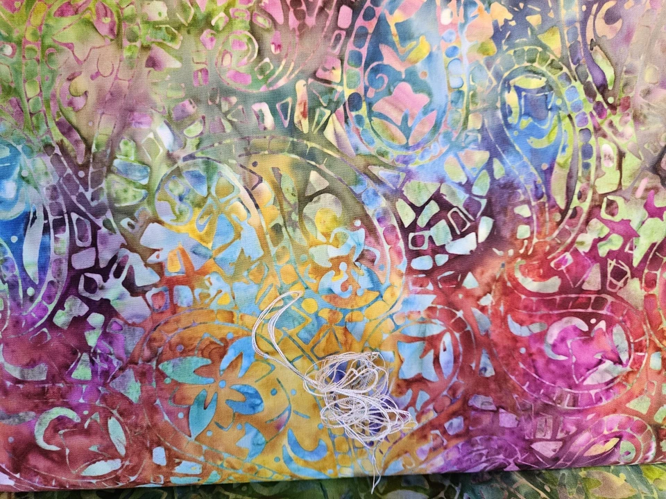 Tela batik de algodón multicolor con colores verde, morado, amarillo. $8 Yd Foto 4 de 4