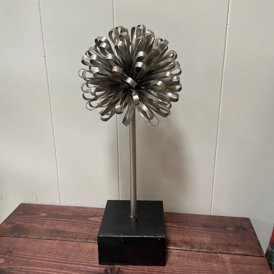 Urban Trends - Escultura bola de cinta en bucle con soporte cuadrado en plata Foto 3 de 4