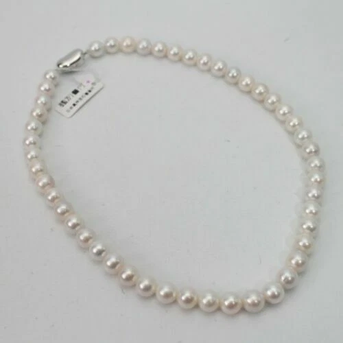 Collar de joyería con perlas blancas