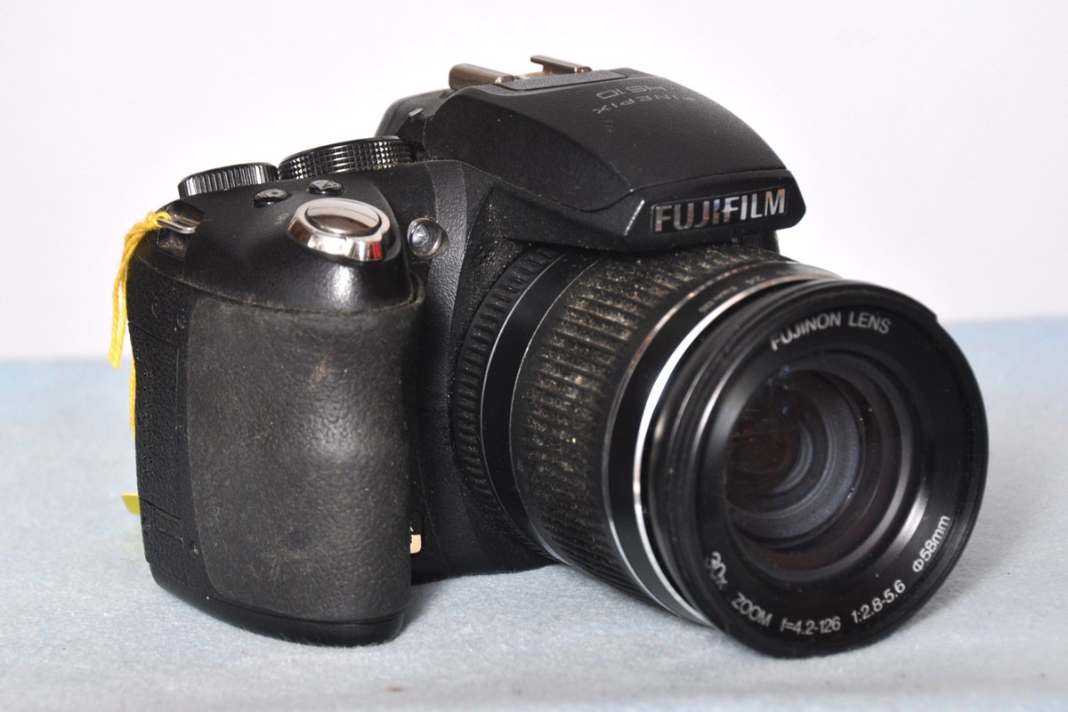 FujiFilm Finepix HS10 30x Zoom 10MP Flip Out Screen Bridge Digital