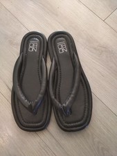 No Boundaries Women's Puffy Flip Flops Slip On Sandals Black Size 10