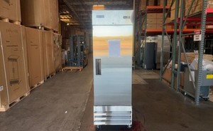Clearance Solid Door Reach-In Freezer 1 Door Freezer 49681L0220