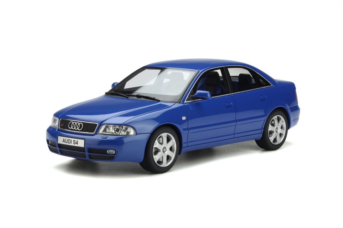 1/18 アウディ　RS4 カブリオレ　A4 オープンカー　ミニカー　ブラック Amazon | AUTOkol 1/18 2022 アウディ AUDI RS4 黒69 | ミニカー