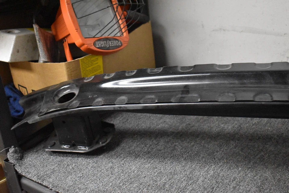 Mercedes Benz C63 AMG S 2015-2018 base barra de refuerzo trasera OEM de fábrica Foto 2 de 4