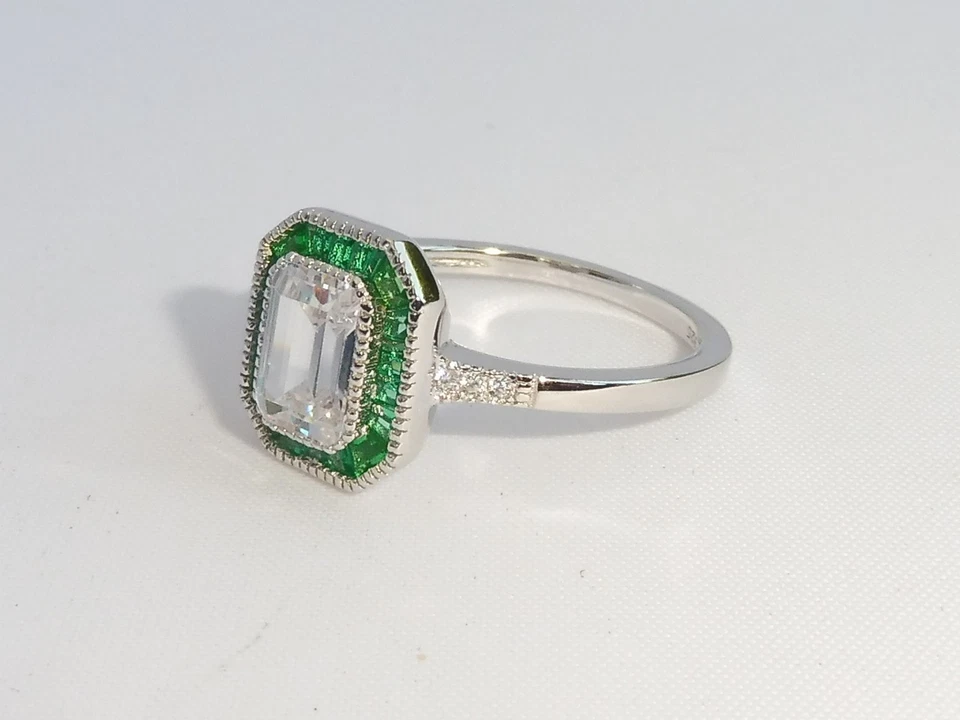 Anello da donna stile Halo in argento sterling 925 con smeraldo bianco - Immagine 4 di 4