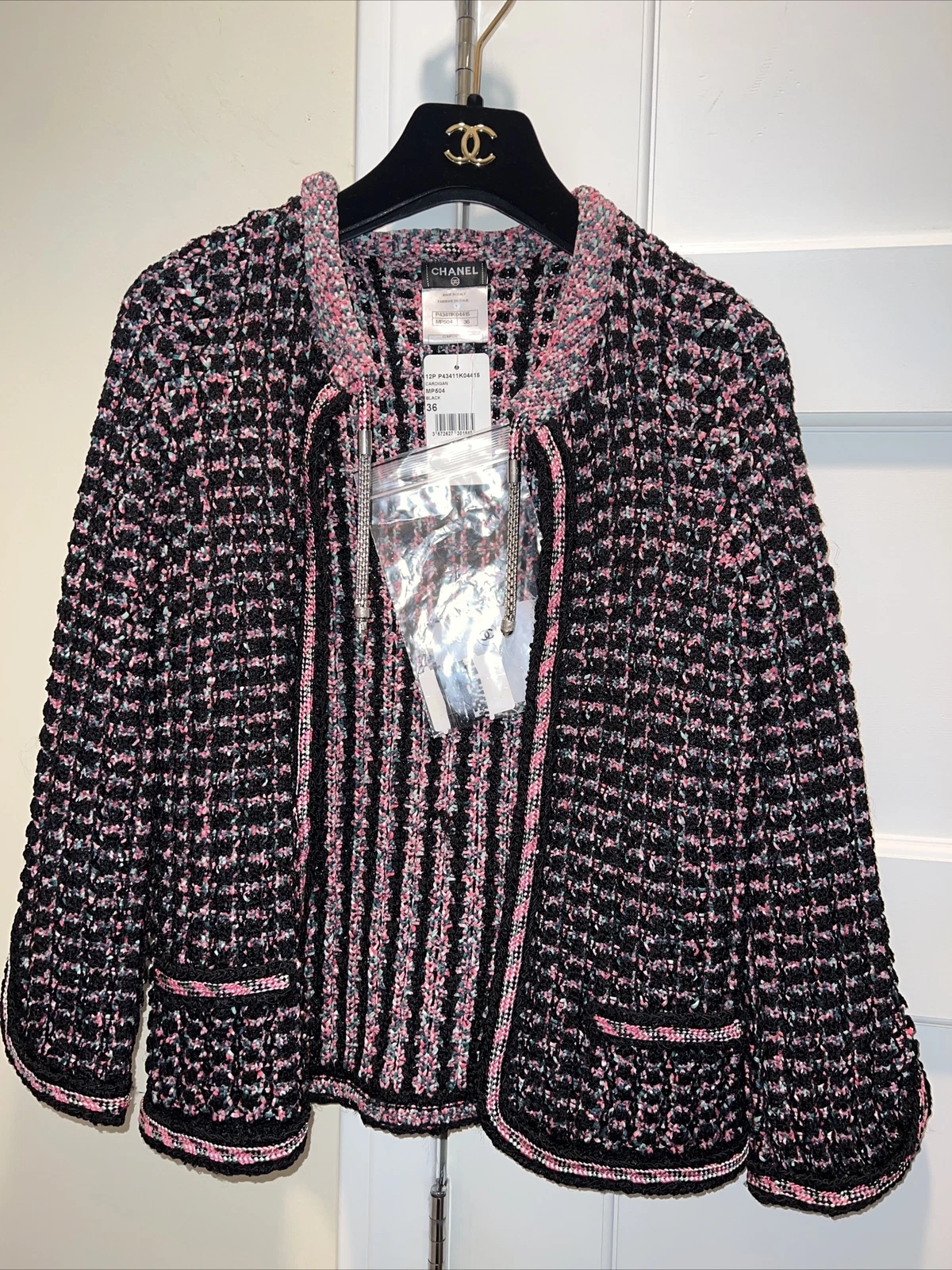 Giacca Cardigan Nuova con Etichette Chanel Maglia Nero Rosa Rosa MP504 CC Collana Catena Argento 36