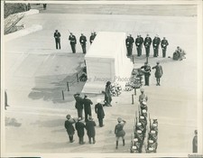 1935 Mrs Franklin D Roosevelt Lays Armistice Day Wreath V.A Holidays 7X9 Photo