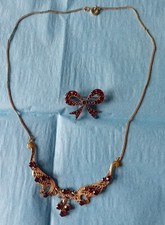 2 VINTAGE GARNET JEWELLERY ITEMS, ONE BOW BROOCH, THE 2ND BEING A NECKLACE