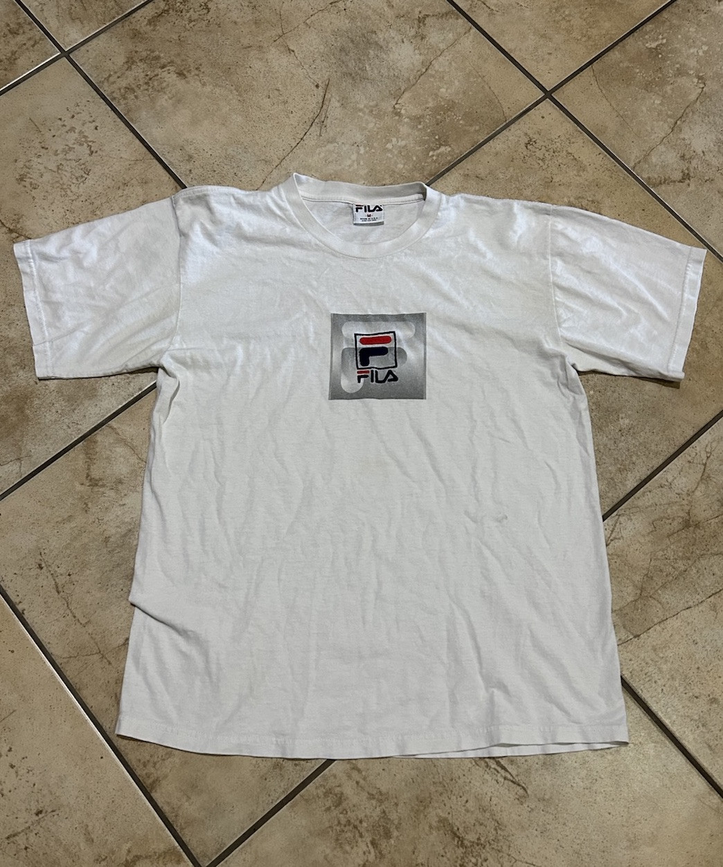 T shirt FILA vintage anni 90 maglietta grafica ricamata logo invecchiato taglia media