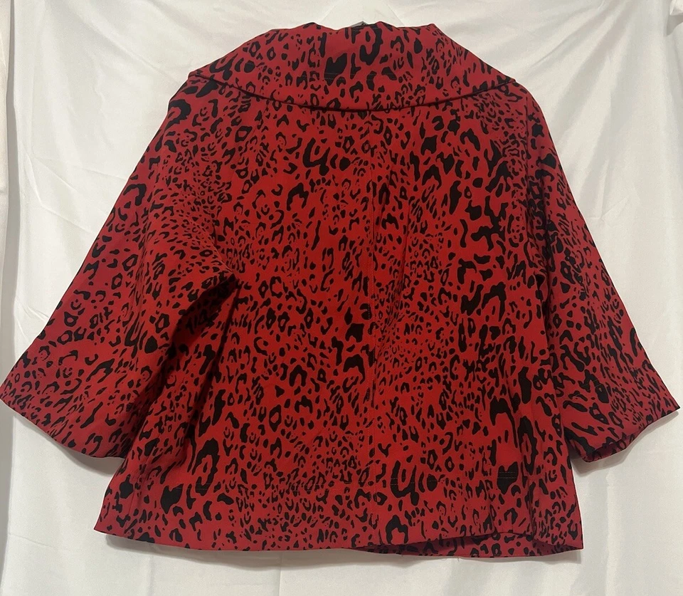 Chaqueta grande para mujer Erin London con estampado de guepardo animal rojo y negro Foto 3 de 4