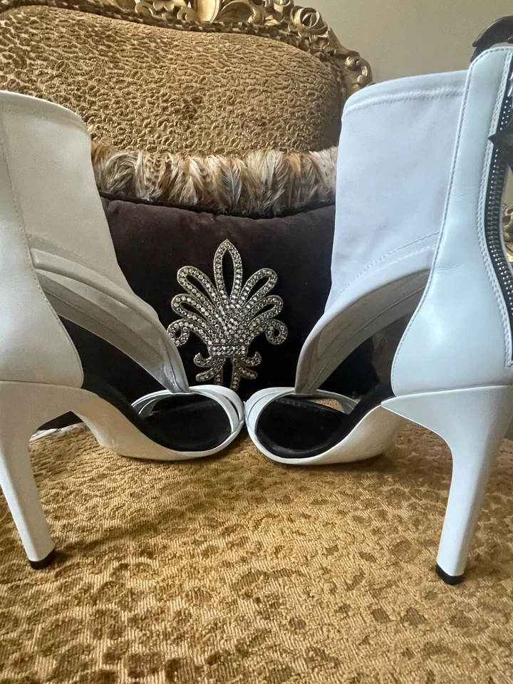 Sandalias Louis Vuitton de piel de becerro para mujer Foto 2 de 4