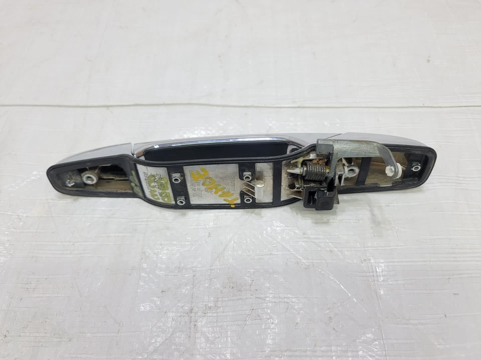 2007-2014 Chevrolet Tahoe Front Right Passenger Exterior Door Handle 84053436 - Image 4 of 4
