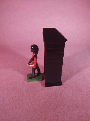 英国の兵士置物 W. BRITAIN SENTRY BOX & SCOTS GUARD CEREMONIAL COLLECTION 00089