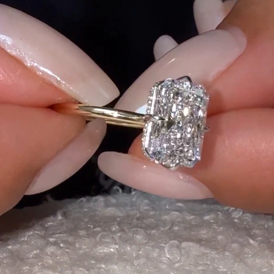 Anillo de compromiso de diamantes cultivados en laboratorio IGI G VVS1 radiante de 3,50 quilates en oro bicolor de 14 k Foto 4 de 4