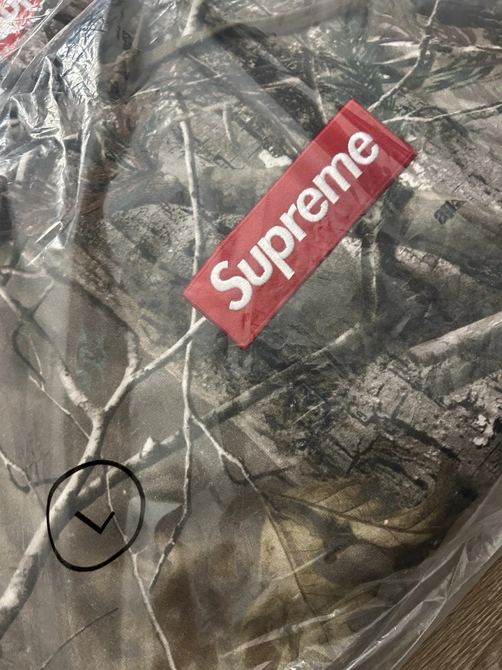 SUPREME OTOÑO INVIERNO 2025 CAMUFLAJE REALTREE GORRO Y LOGOTIPO DE CAJA SUDADERA CON CAPUCHA LRG NUEVO CON ETIQUETAS EN MANO  Foto 2 de 4