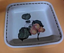 QUEENS HOOKERS POINT SQUARE BAKING DISH W/PEACHES 9 X 9 INCHES