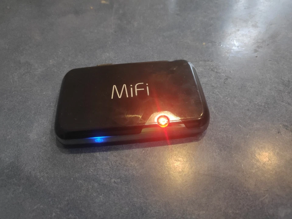 NOVATEL MIFI 2352 AT&T WIRELESS MOBILE HOTSPOT BROADBAND MODEM - Image 3 of 4