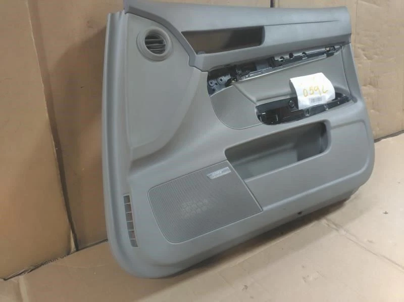 Audi A6 2006 puerta del lado del pasajero delantero derecho panel interior gris platino Foto 4 de 4