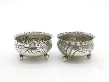 Coppia vittoriana di piccole saline floreali in argento sterling antiche 1876