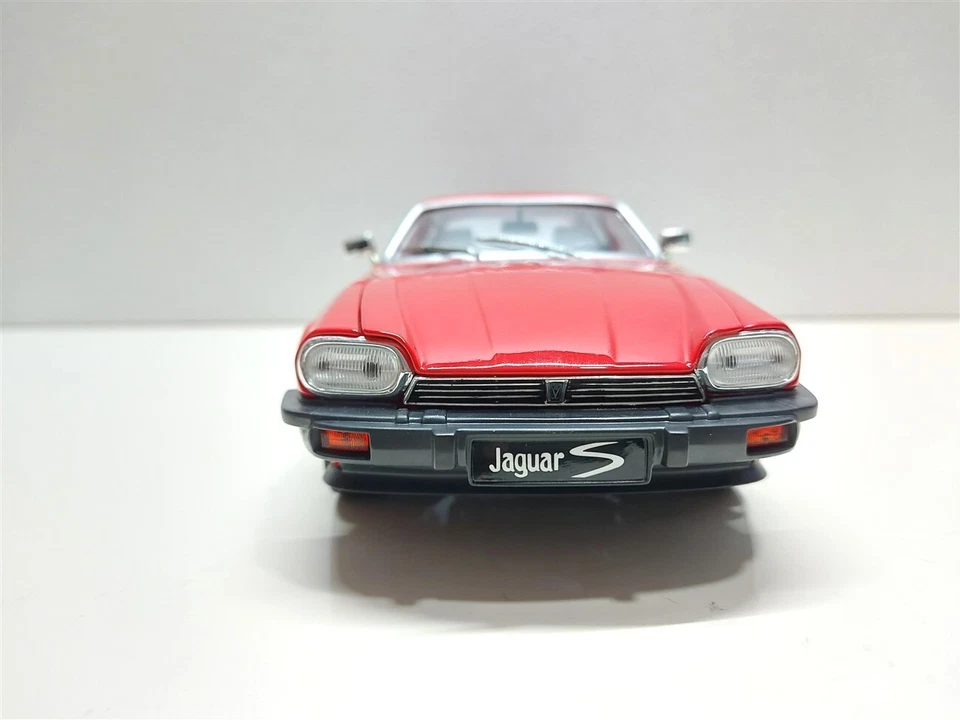 Jaguar XJS V12 Rosso del 1975 - 1/18 Road Signature - Immagine 2 di 4