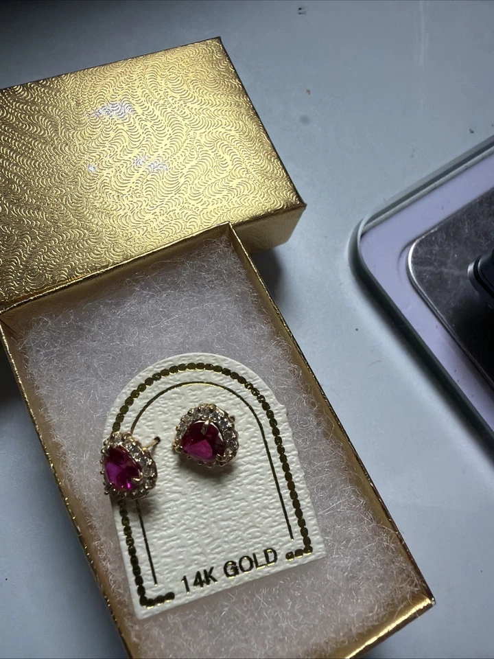 Betsey Johnson Fuchsia 心形苹果耳钉,全新带盒  — 第 4/4 张图片