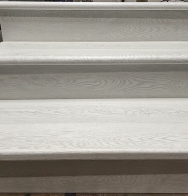 NEU Deluxe Treppenverkleidungsset 13 Stufen und Setzstufen LVT geriffelter Kern WEISSEICHE