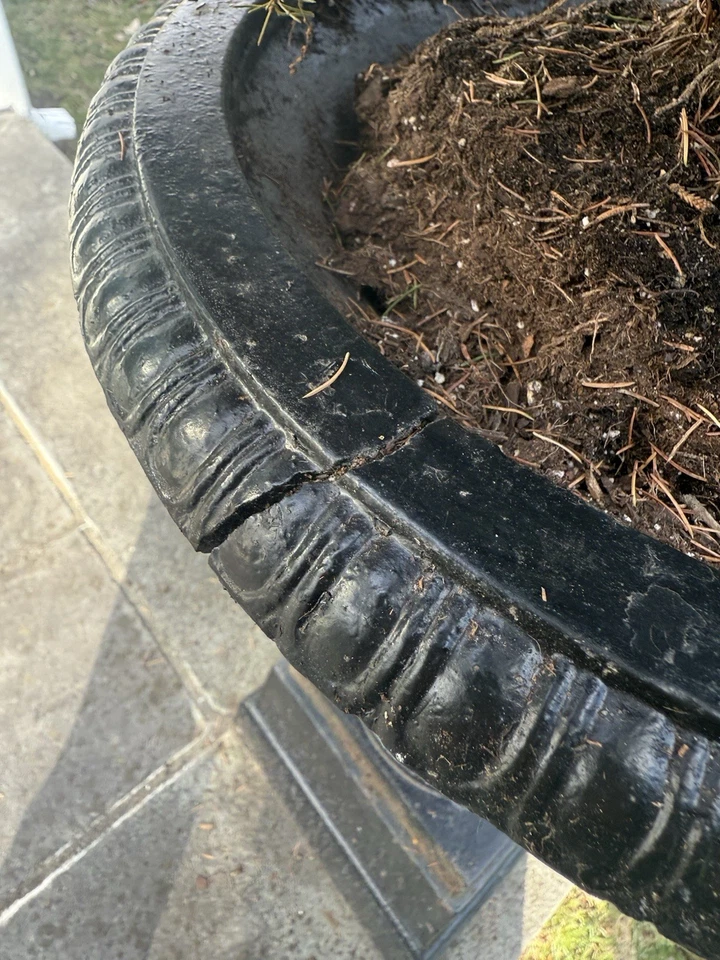 Par de urnas de hierro fundido con base cuadrada de pedestal - color negro patinado Foto 3 de 3