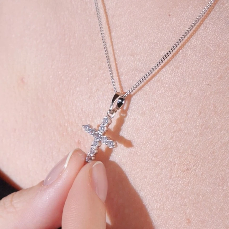 18K White GOLD MADE WITH SWAROVSKI CRYSTAL CROSS PENDANT CLASSIC NECKLACE Foto 3 de 4