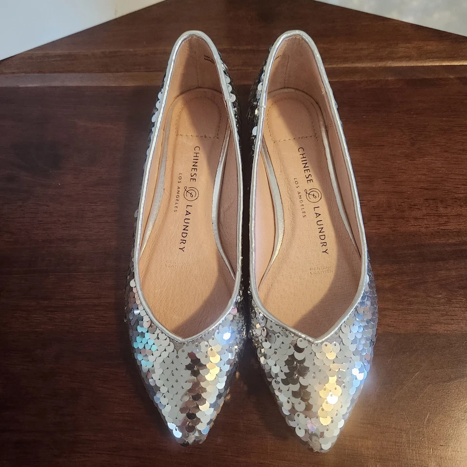 Zapato plano sin cordones Gavin con lentejuelas plateadas talla 6 CHINESE LAUNDRY para mujer Foto 3 de 4