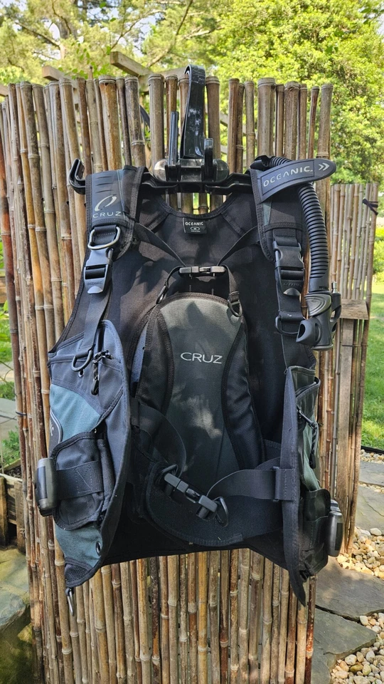 Oceanic Cruz BCD con Bolsillos de Peso Integrados, Mediano, Excelente Estado   Foto 2 de 4