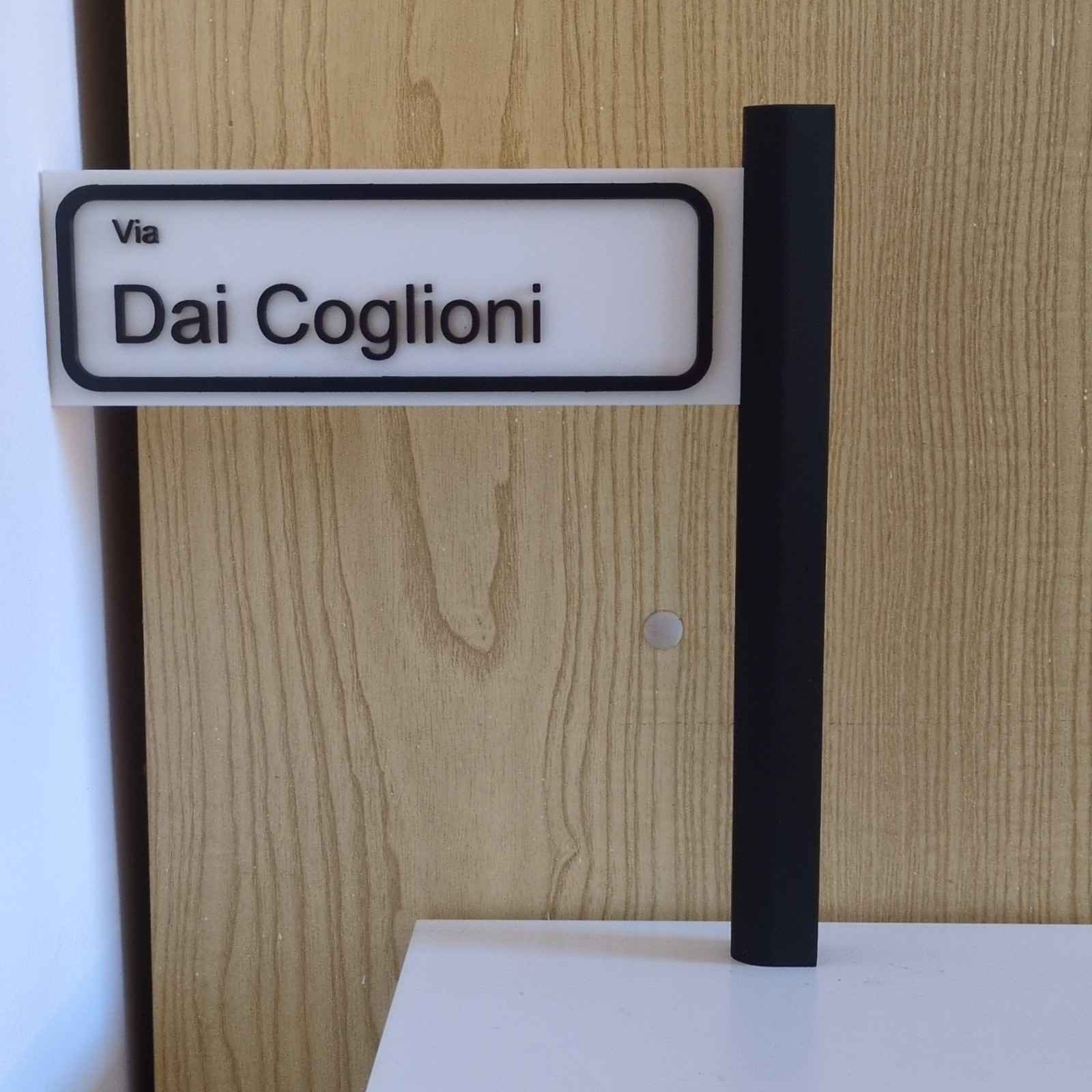 Cartello stradale da tavolo "Via Dai Coglioni" plastica bianco/nero rettangolare foto 4