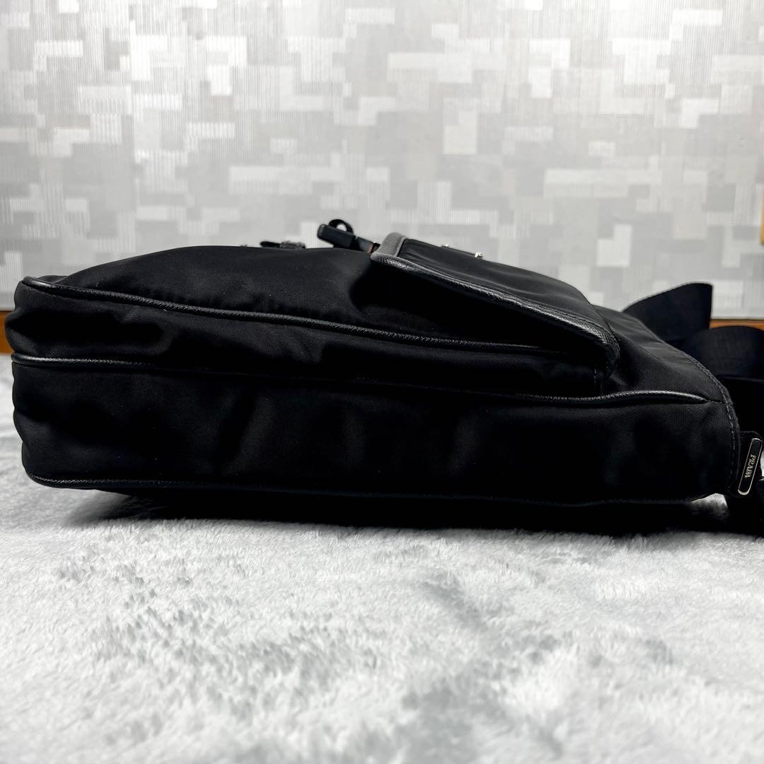 Current model, beautiful condition Prada shoulder… - image 5