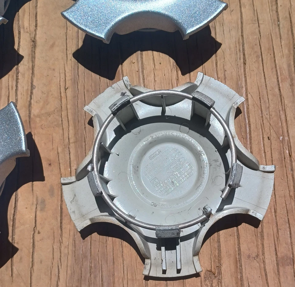 Juego de 4 tapas centrales Ford Taurus, 2000-2007 pieza # YF12 1A096 AC repintado Foto 3 de 3