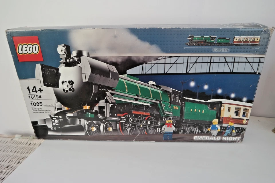 LEGO Creator 10194 Emerald Night, photo 2 of 5