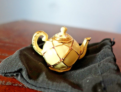 Full ESTEE LAUDER Solid Perfume Compact DAZZLING GOLD TEAPOT, Box & Pouch