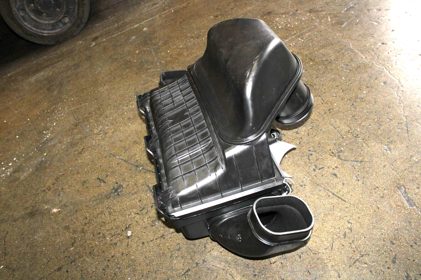 Maserati Granturismo 4.7, Air Cleaner, No sensor, Used, P/N 232607