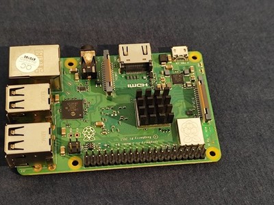 Raspberry Pi 3 B+ Einplatinencomputer | Händler-Geprüft mit Kühlkörper | MwSt.