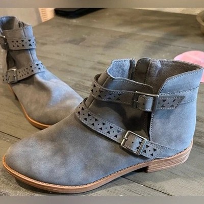 American Eagle by Payless Gray Ankle Boots with Buckle Detail - Size 8.5