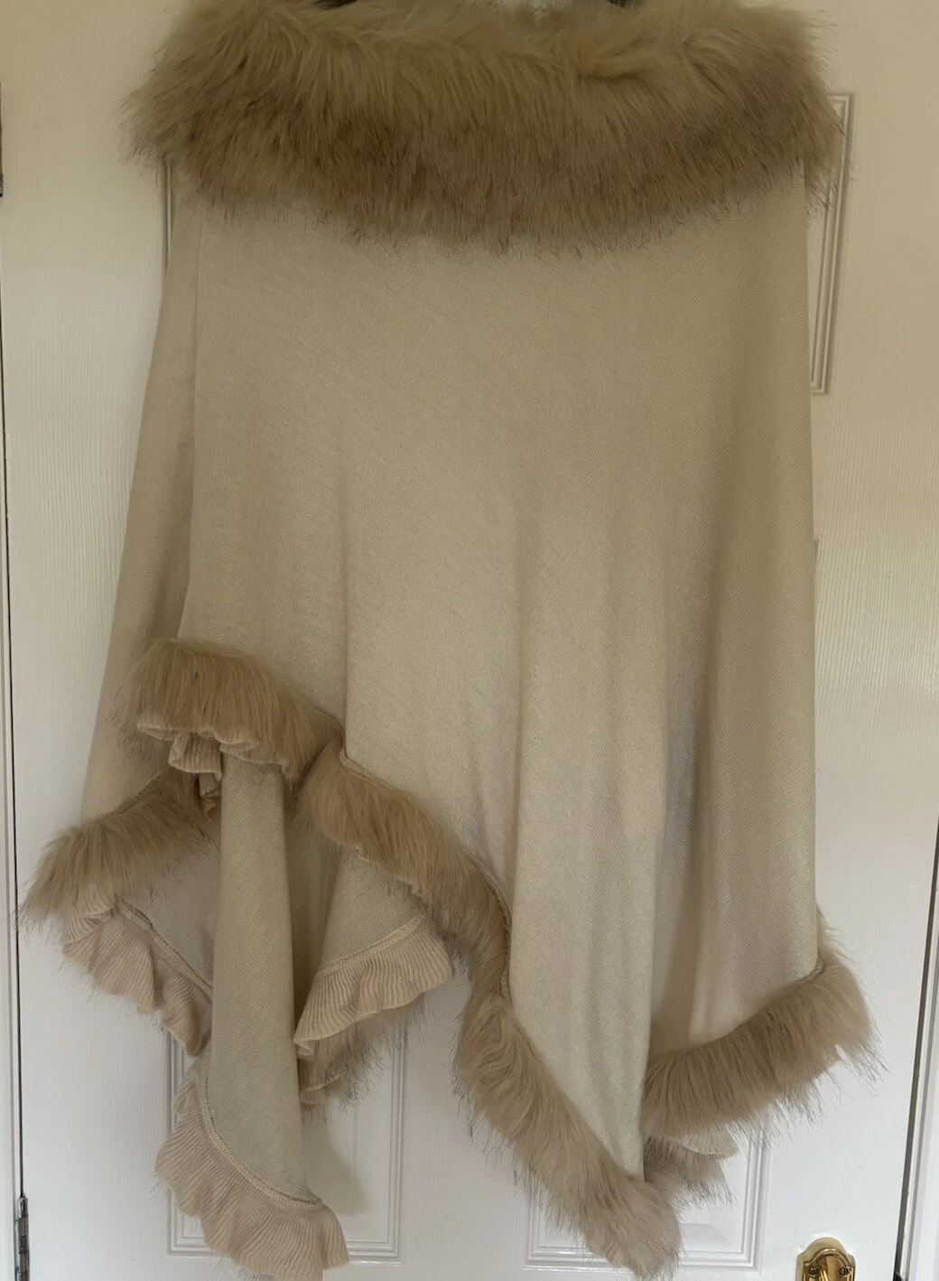 BNWT Jayley Ladies Beige Cream Faux Fur Trim Poncho with Wool One Size