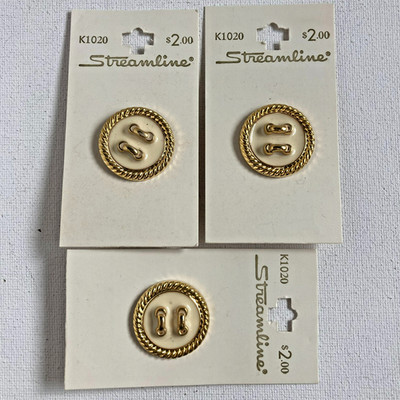 Buttons Vintage Streamline Industries Inc 3 Red and Gold Plastic 3  1'' in.