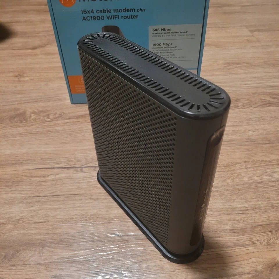 Motorola MG7550 16x4 Cable Modem Plus AC1900 Dual-Band WiFi Gigabit Router - Image 2 of 4