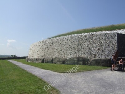 Foto 6x4 Außenwand am Newgrange Durchgangsgrab Lougher\/O0070 Das Grab bis c2010
