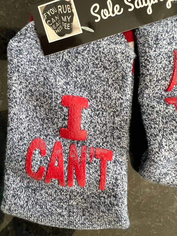 Calcetines-Suela de galleta rosa dichos "No puedo y adulto hoy" gris con rojo *talla mediana* Foto 2 de 4