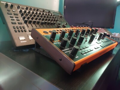 Behringer Grind Crave Spice Edge 22° Desktop Studio Sampler Synth Stand
