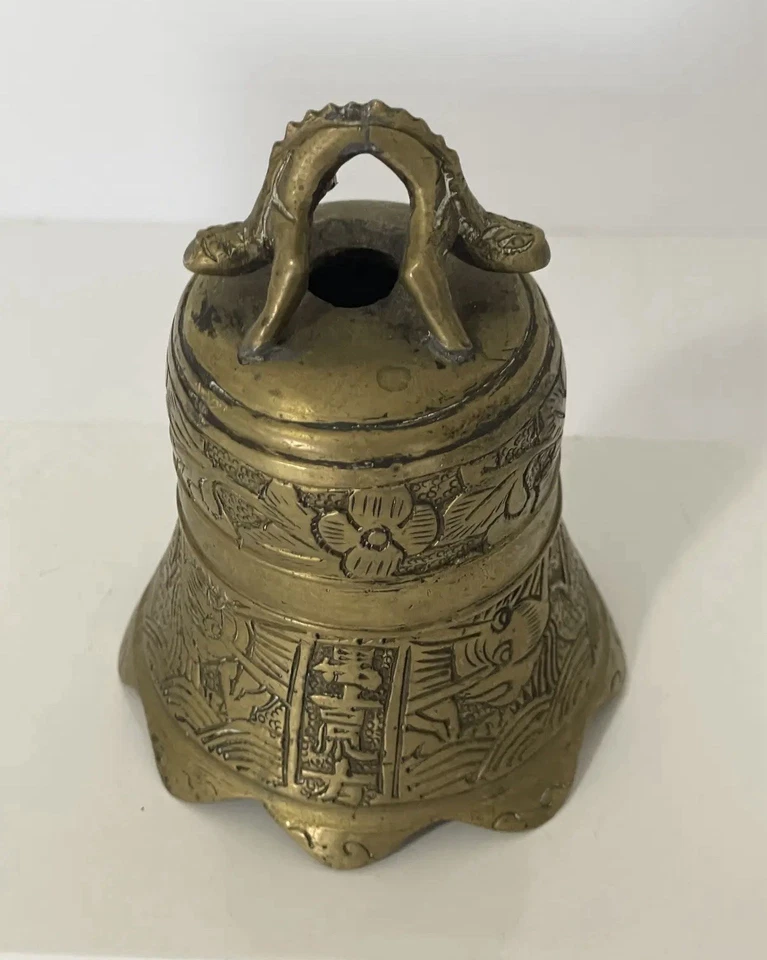 Campana de dragón de latón Zhengho china de principios del siglo XX fundida a mano floral y ondulada Foto 2 de 4